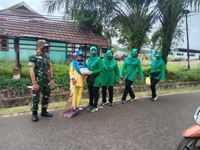 
					JUMAT BERKAH : Persit Kartika Chandra Kirana Cabang LXII Dim 0914/TNT membagikan nasi kotak kepada penyapu jalan, Jumat (20/5)