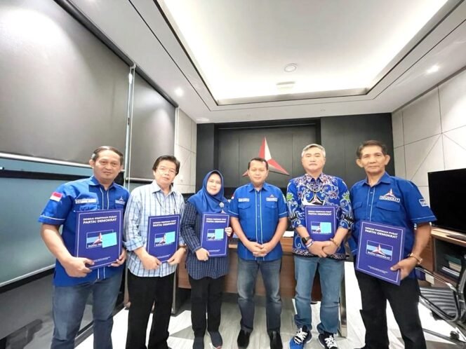 
					Ketua DPC Partai Demokrat se-Kaltara terima SK kepengurusan dari DPP. Foto : Ist 