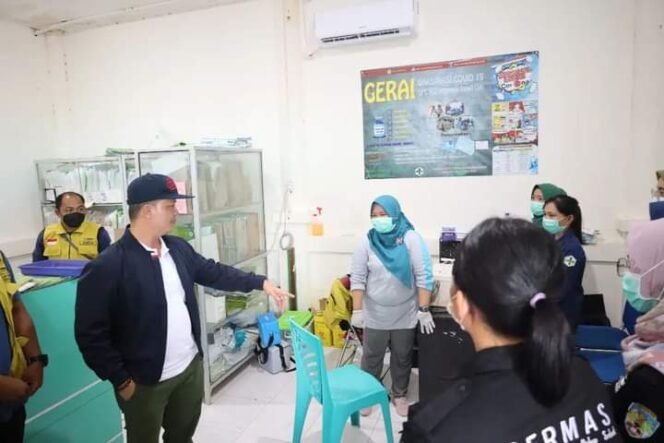 
					Bupati Tana Tidung, Ibrahim Ali mengikuti kegiatan Dokter Keliling dalam rangka Program KTT sehat bertempat di Kecamatan Tana Lia, Sabtu (21/05)