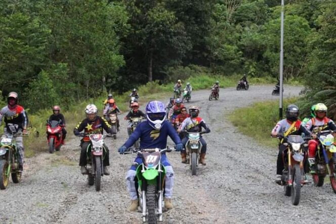 
					Bupati Tana Tidung, Ibrahim Ali bersama Komunitas Tabas Tana Tidung(KT3) dan Club Motor Expresj saat melakukan Road Trip Gunung Rian, Sabtu (28/5)