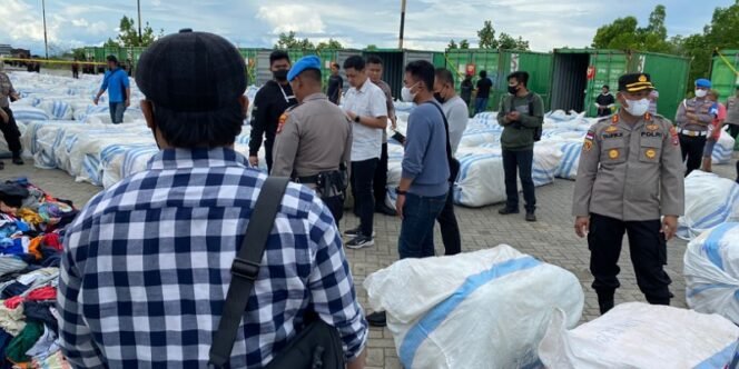
					Tim gabungan dari Polda Kaltara periksa 17 kontainer diduga milik Briptu H. Foto : Ist. 
