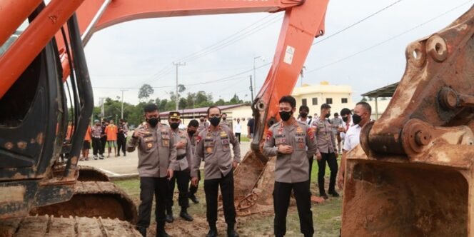 
					Kapolda Kaltara Irjen Pol Daniel Adityajaya Bersama Jajaran Melihat Langsung Barang Bukti Alat Berat yang Digunakan untuk Ilegal Mining. Foto: IST/ Humas Polda 