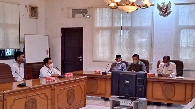 
					Rdp Komisi 2 DPRD Kota Tarakan dengan Pemkot dan Pertamina soal jenis BBM penugasan. Foto : Ist.