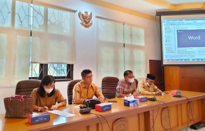 
					Wakil Ketua Komisi 2 DPRD Kota Tarakan Muhammad Yusuf memimpin rdp soal PPDB. Foto : Fokusborneo.com 