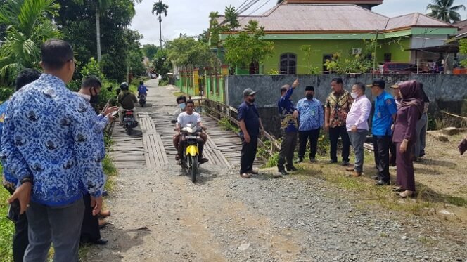 
					Komisi 3 DPRD Kota Tarakan meninjau 4 jembatan kayu nyaris runtuh di Karang Anyar. Foto : Fokusborneo.com 