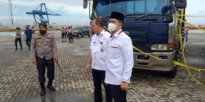 
					Rombongan Kompolnas Melihat Langsung Barang Bukti Kontainer Berisikan Ballpress di Pelabuhan Malundung Tarakan. Foto: ist
