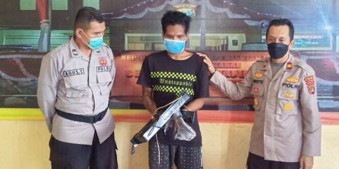 
					Kapolsek Tarakan Barat, Iptu Angestri Saat Gelar Press Release Pengungkapan Kasus Pencurian. Foto: fokusborneo.com