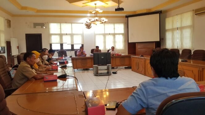 
					Rapat dengar pendapat Komisi 2 dengan Disbudporapar dan masyarakat Juata Laut soal fasilitas olahraga. Foto : Fokusborneo.com 