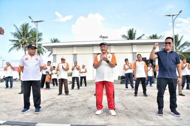 
					Anggota DPD RI Hasan Basri bersama Presiden PKS Ahmad Syaikhu gelar senam bersama masyarakat Tarakan. Foto : Ist 