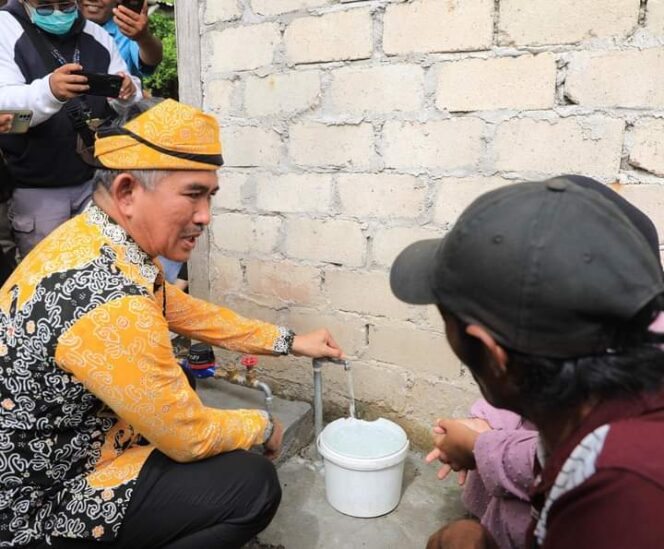 
					Wali Kota Tarakan dr. Khairul meresmikan pemasangan sambungan air gratis bagi MBR. Foto : Humas Pemkot Tarakan 