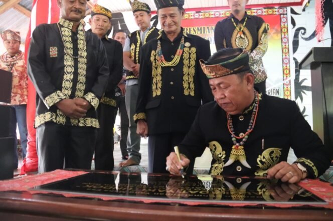 
					Wakil Bupati Hendrik meresmikan Baloi Adat 