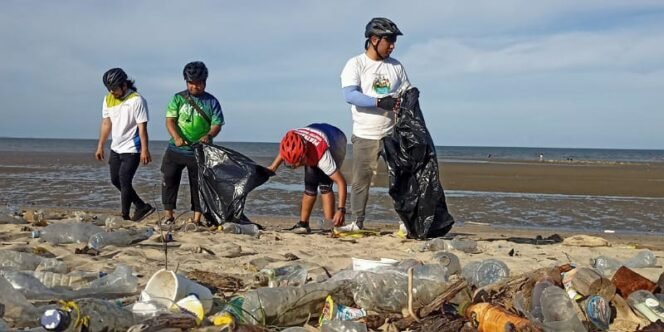 
					Tarakan Field Manager Isrianto Kurniawan Ikut Serta Aksi Bersih - Bersih di Pantai Amal Tarakan. Foto: fokusborneo.com