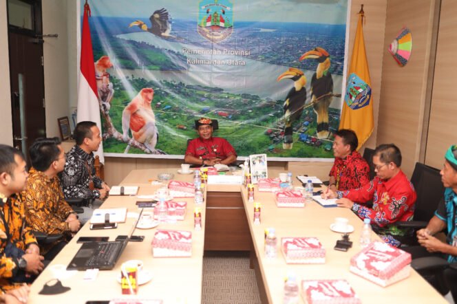 
					OMBUDSMAN RI : Gubernur Kaltara, Drs H Zainal A Paliwang SH, M.Hum menerima kunjungan monitoring Ombudsman RI di Ruang Rapat Gubernur, Kamis (9/6).