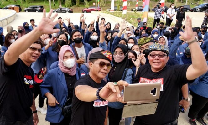 
					PELEPASAN : Gubernur Kaltara, Drs H Zainal A Paliwang SH, M.Hum melakukan swafoto bersama mahasiswa UBT yang akan menjalankan program KKN di sejumlah daerah di Kaltara, Jumat (10/6). Foto : Dkisp Kaltara 

