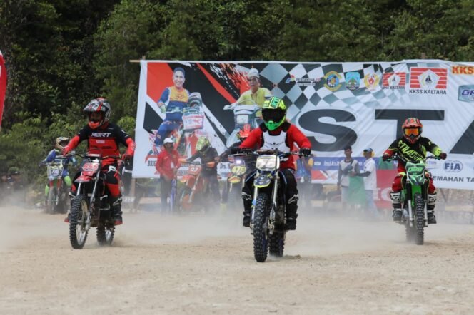
					KEJURNAS : Gubernur Kaltara, Drs H Zainal A Paliwang SH, M.Hum menjajal Sirkuit Binalatung Kota Tarakan pada Kejurnas Grasstrack Sesi I Region 4 Kalimantan, Sabtu (11/6).Foto : Dkisp Kaltara 