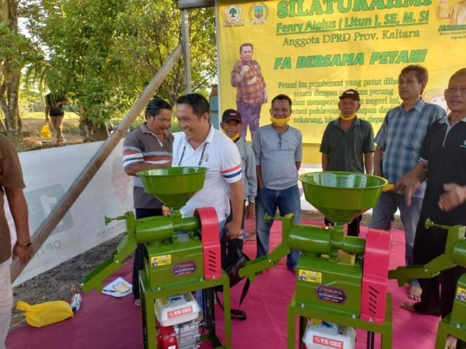 
					Anggota DPRD Provinsi Kaltara Fenry Alfius Litun, S.E, M Si, memberikan bantuan mesin perontok padi kepada 9 kelompok tani di Malinau. Foto : Ist.