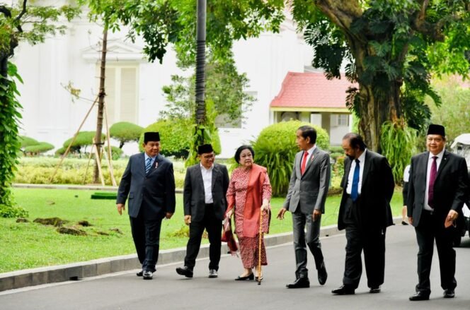 
					Saat Presiden Joko Widodo berjalan kaki bersama Ketua Umum PDIP Megawati Soekarnoputri, Ketua Umum Partai Gerindra Prabowo Subianto, Ketua Umum Partai Golkar Airlangga Hartarto, Ketua Umum PKB Muhaimin Iskandar, Ketua Umum Partai Nasdem Surya Paloh, Ketua Umum PAN Zulkifli Hasan, dan Ketua Umum PPP Suharso Monoarfa menuju Istana Negara untuk menghadiri pelantikan menteri dan wakil menteri. Foto: Laily Rachev - Biro Pers Sekretariat Presiden