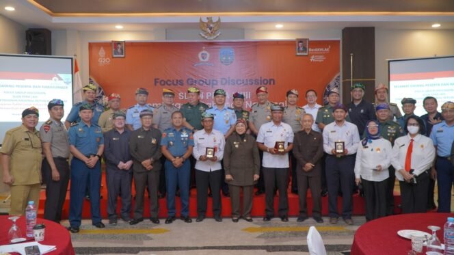 
					FGD LEMHANAS : Sejumlah perangkat daerah berfoto bersama usai mengikuti FGD Implementasi SLISN di Ballroom Hotel Luminor, Rabu (15/6).Foto : Dkisp Kaltara 