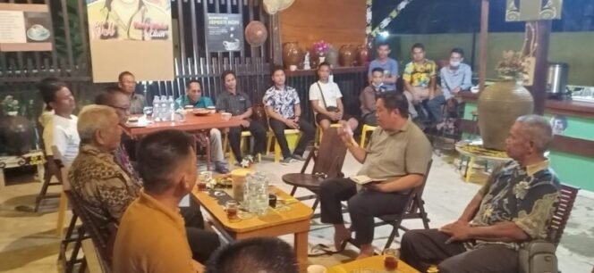 
					Anggota DPRD Provinsi Kaltara Fenry Alpius bersilaturahmi dengan Camat, Kepala Adat dan Kepala Desa di Lumbis Hulu. Foto : Ist.  