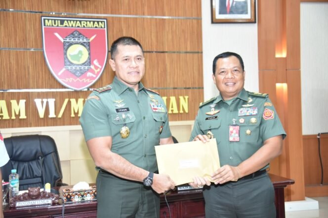 
					Pangdam Kodam VI/Mlw Mayjend TNI Teguh Pudjo Rumekso menerima laporan audit kinerja ITJEN TNI Periode II TA.2022.Foto : Penerangan Kodam VI/Mlw