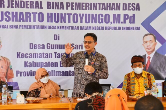 
					PENANGANAN ASET : Direktur Jenderal Bina Pemerintah Desa Kemendagri, Yusharto Huntoyungo memberikan arahan terkait penanganan aset desa di Desa Gunung Sari, Jumat (24/6).Foto : Dkisp Kaltara 