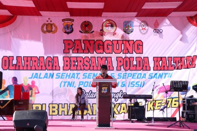 
					////foto///DKISP Kaltara///
HARI BHAYANGKARA : Sekprov Kaltara, Dr H Suriansyah, menghadiri kegiatan olahraga bersama menyambut HUT ke-76 Bhayangkara di Mapolda Kaltara, Ahad (26/6).Foto: Dkisp Kaltara 