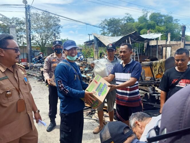 
					RT Karang Anyar Bersatu dan Kampung Trengginas saat memberikan bantuan ke korban bencana kebakaran di Jl.Aki Balak