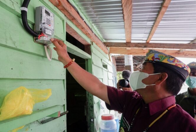
					LISTRIK GRATIS : Gubernur Kaltara, Drs H Zainal A Paliwang SH, M.Hum meninjau langsung penerima BPBL gratis tahun lalu.Foto : Dkisp Kaltara 