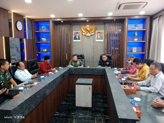 
					SC Rapat Pimpinan Nasional Serikat Media Siber Indonesia (SMSI) Tahun 2022 melakukan rapat persiapan bersama pimpinan Pusat Sandi dan Siber Angkatan Darat.Foto : SMSI Pusat
