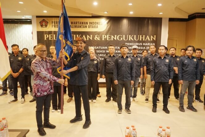 
					Pelantikan dan Pengukuhan Pengurus Harian PWI Kaltara, SIWO, IKWI dan Dewan Kehormatan PWI Kaltara masa bakti 2021-2026, Rabu (29/6) malam.