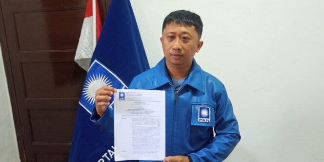 
					Makbul, Sekretaris DPW PAN Kaltara Melihatkan SK DPP PAN Tentang Pembatalan SK Pemberhentian Khaeruddin Arief Hidayat. Foto: fokusborneo.com