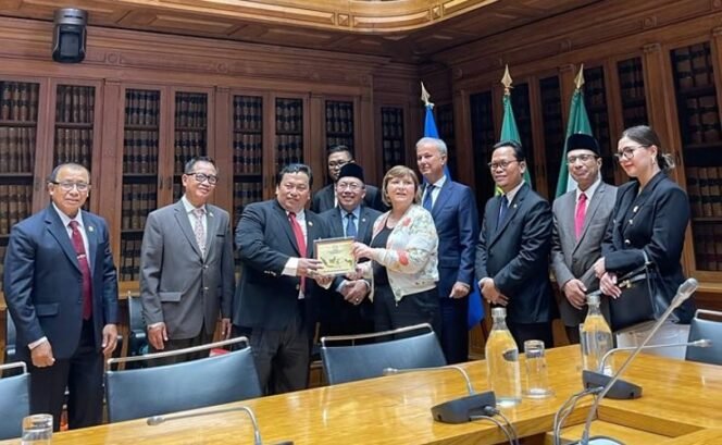 
					Anggota BULD DPD RI Hasan Basri bersama rombongan berkunjung ke Portugal. Foto : Ist 