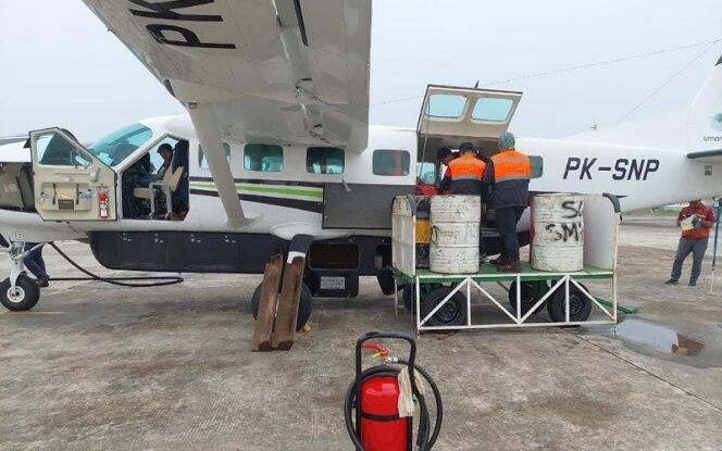 
					Pengiriman BBM ke Krayan Menggunakan Maskapai Smart Aviation. Foto: IST  