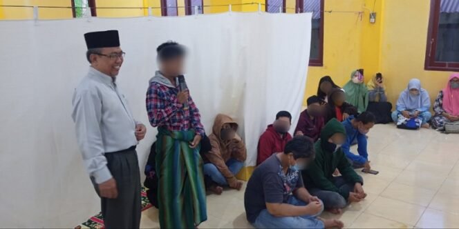 
					Wakil Ketua MUI Kaltara Syamsi Sarman Berdialog dengan Terduga Pelaku LGBT di Tanjung Pasir. Foto: fokuaborneo.com