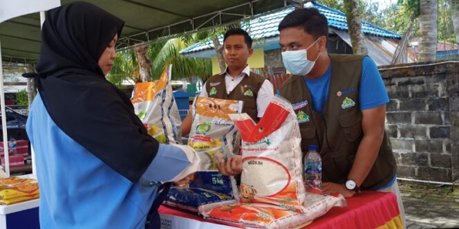 
					Salah Warga Tarakan Membeli Beras di Pasar Murah. Foto: fokusborneo.com