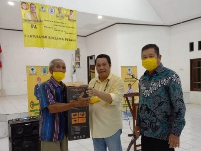 
					Anggota DPRD Provinsi Kaltara Fenry Alpius kembali salurkan bantuan peralatan pertanian. Foto : Ist.