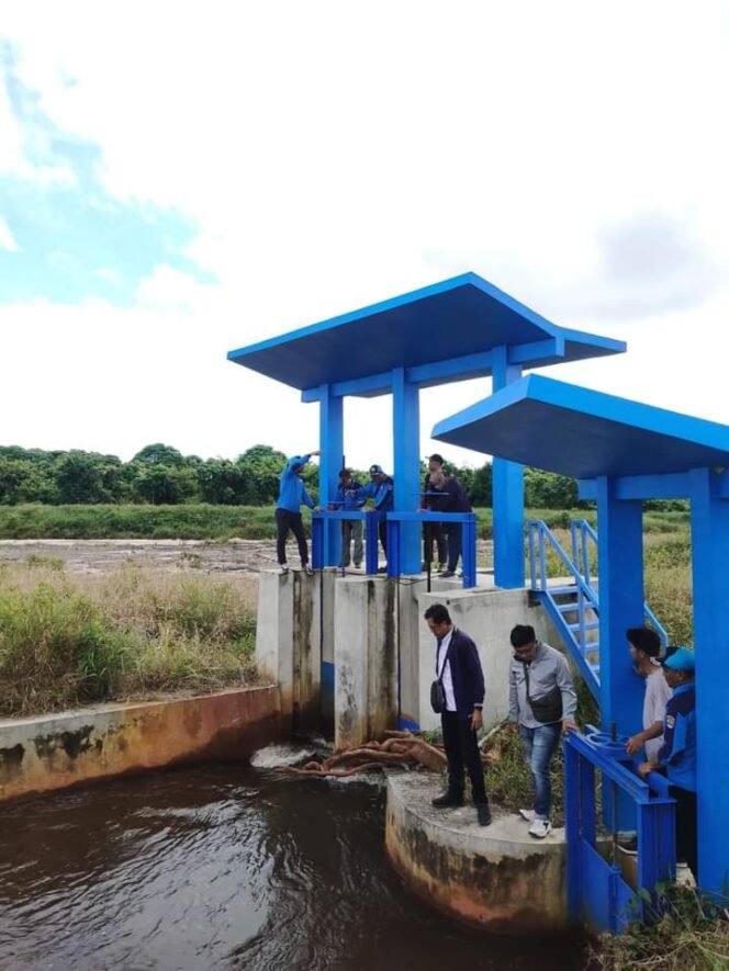 
					Dirut PDAM Tirta Alam Kota Tarakan Iwan Setiawan bersama Balai Wilayah Sungai V Kaltara, PLN Kaltara dan Kepala Dinas PUTR tinjau Embung Indulung. Foto : Ist 