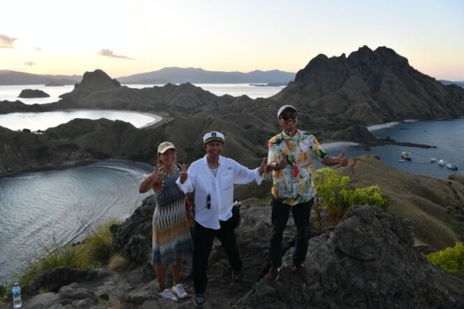 
					Sejumlah delegasi pertemuan kedua Sherpa G20 mengabadikan momentum berwisata dengan berpose bersama saat berada di Bukit Padar, Pulau Pada, Labuan Bajo, Kabupaten Manggarai Barat, NTT, Selasa (12/7/2020). ANTARA/HO-Kominfo