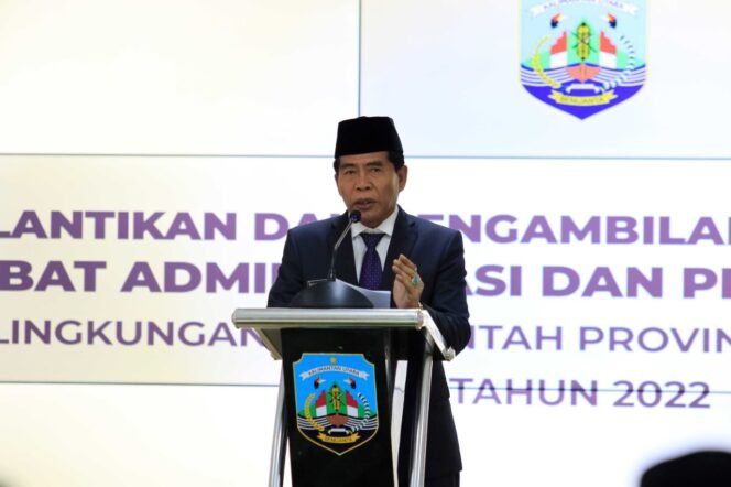 
					PENINGKATAN KOMPETENSI : Gubernur Kaltara, Drs H Zainal A Paliwang SH, M.Hum menyampaikan arahan usai melantik sejumlah pejabat di lingkungan Pemprov Kaltara, Rabu (6/7).Foto : Dkisp Kaltara 