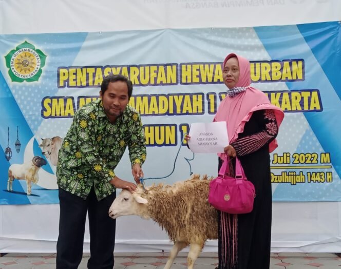 
					SMA Muhi Yogyakarta menyalurkan hewan kurban 