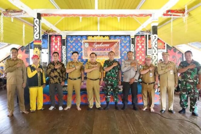 
					Wakil Ketua 1 DPRD Tana Tidung, Samoel saat menghadiri syukuran (Ngankab) jembatan gantung yang menghubungkan Desa Bebakung dan Desa Kujau bertempat di Rumah Adat Bebakung Kecamatan Betayau, Senin(11/7).