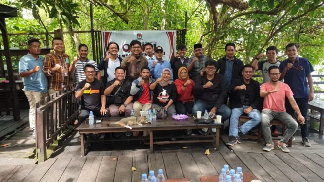 
					KPU Kabupaten Bulungan melaksanakan kegiatan Ngobrol Pemilu (Ngopi) Rembuk Demokrasi bersama media bertempat disalah satu kafe di Bulungan, Jumat(15/7)
