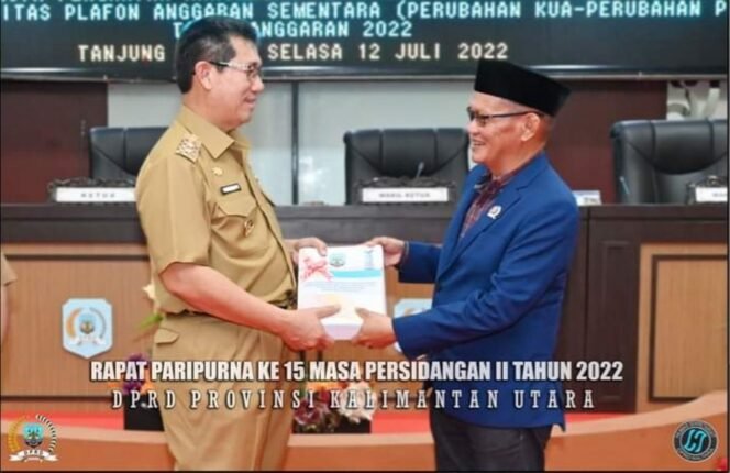 
					Wakil Gubernur Kaltara Yansen TP menyerahkan dokumen KUA-PPAS 2023 kepada Wakil Ketua DPRD Provinsi Kaltara Andi Hamzah. Foto : Humas Setwan.