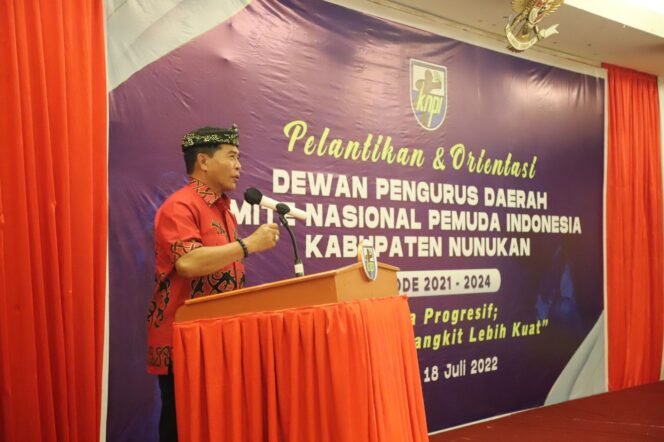 
					ORASI KEPEMUDAAN : Gubernur Kaltara, Drs H Zainal A Paliwang SH, M.Hum mengisi orasi kepemudaan pada Pelantikan DPD KNPI Kabupaten Nunukan, Selasa (19/7).Foto : Dkisp Kaltara 