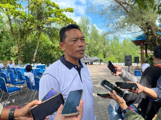 
					Letkol Laut (P) Yulius Azz Zaenal, Komandan Satuan Patroli (Satrol) Pangakalan Utama TNI Angkatan Laut (Lantamal) XIII Tarakan