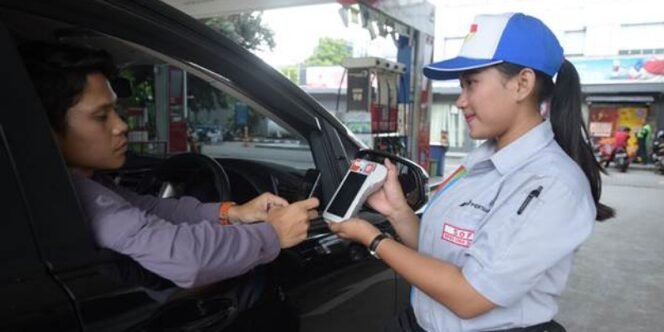 
					Pengguna Roda 4 Membeli BBM di SPBU Menggunakan Aplikasi MyPertamina. Foto: ist