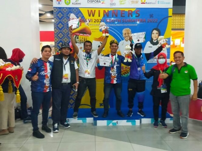 
					Dino Andrian persembahkan Emas pertama Kaltara di nomor Domino Tradisional pada Fornas VI Sumsel. Foto : Ist 