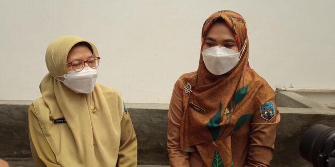 
					PLH Kepala Cabang Disdikbud Kaltara Wilayah Tarakan Henny Indriani bersama PIC Narahubung PPDB Wilayah Tarakan Arinda Susanti. Foto: fokusborneo.com 