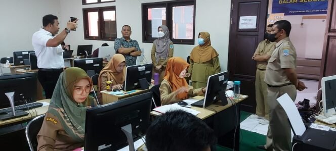 
					Anggota Komisi 4 DPRD Provinsi Kaltara Syamsuddin Arfah bersama Yancong pantau PPDB di SMA Negeri 1 Kota Tarakan. Foto : Fokusborneo.com 