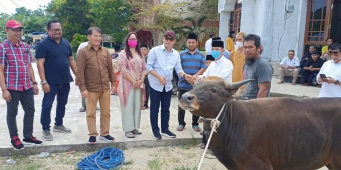 
					Anggota DPR RI Deddy Yevri Hanteru Sitorus Menyerahkan Sumbangan Sapi Kepada Masyarakat Mamburungan. Foto: fokusborneo.com